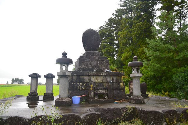 青面金剛祠の右奥にあるお墓