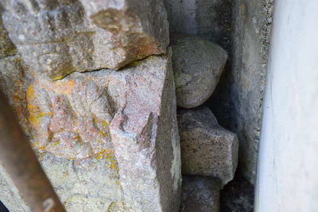 塔身の後に落下した笠と宝珠