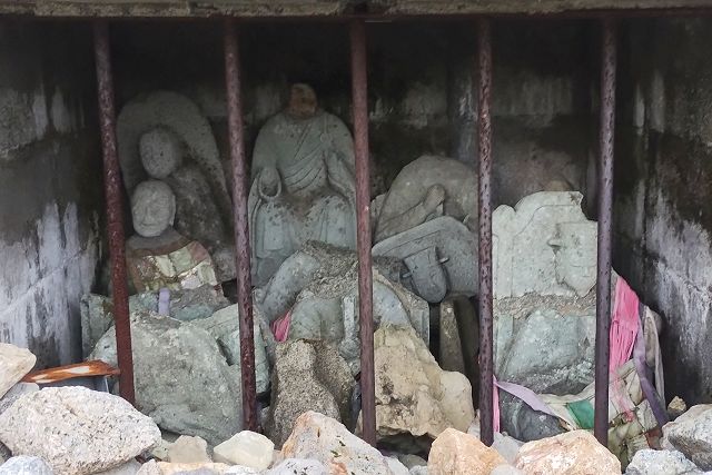 祠の中の石仏たち