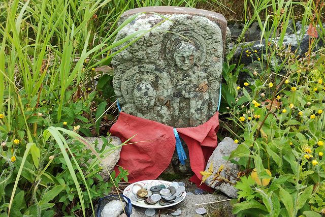 地蔵菩薩 ２体が彫られた板状の石仏