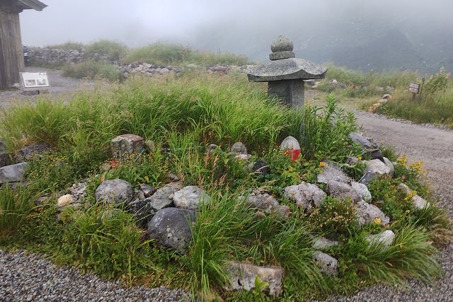 石塔と宝篋印塔（部分）のある塚