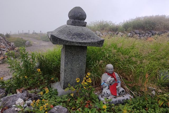 石塔と宝篋印塔（部分）のある塚