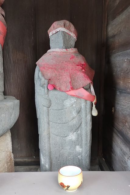 右側の地蔵菩薩立像