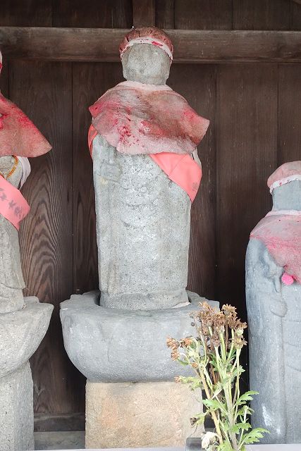 真ん中の地蔵菩薩立像