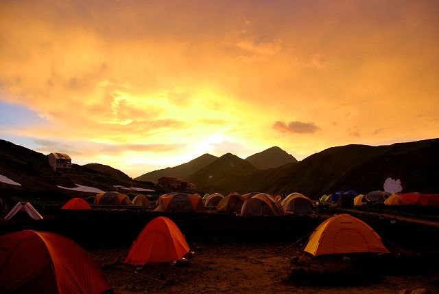 夕暮れ時の雷鳥沢キャンプ場と大日連山