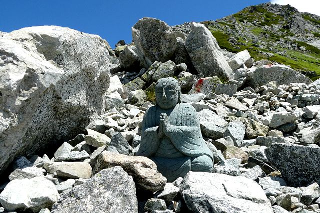 向かって祠の右側にある石仏