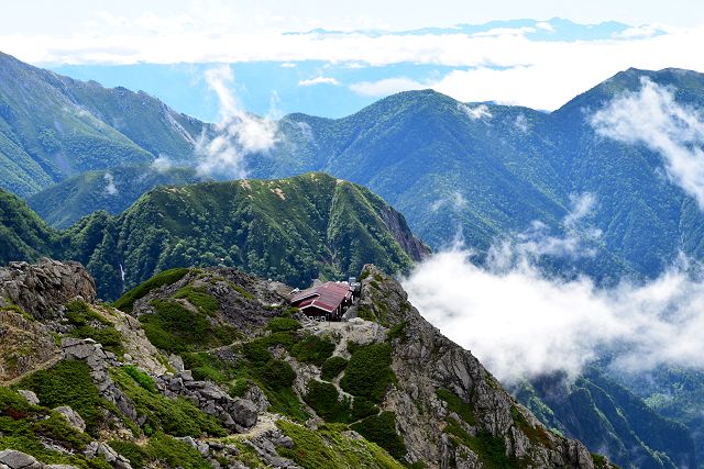 東鎌尾根の槍ヶ岳に近い場所から眺めたヒュッテ大槍