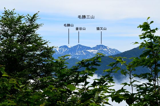 大品山 三角点広場から眺めた毛勝三山