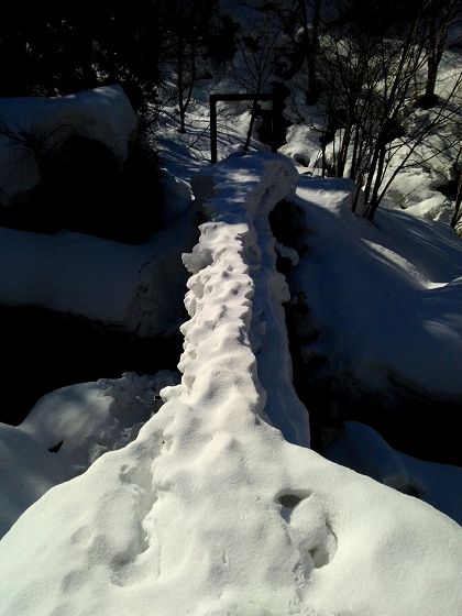 雪が積もった百間滑の橋