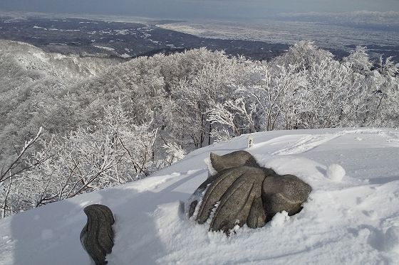 冬、狛犬と富山平野