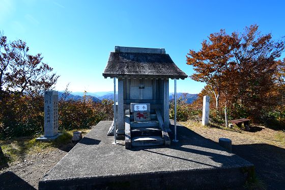 牛嶽大明神の祠