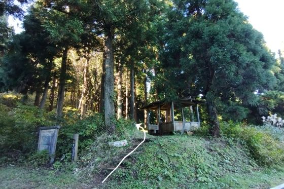 登山道入口に東屋