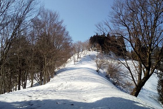 積雪期、栃原峠から大寺山方向への道