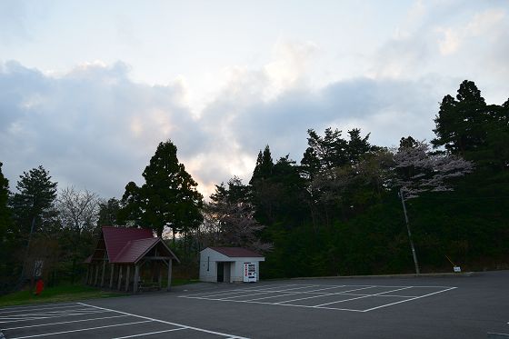 散居村展望広場の駐車場とトイレ